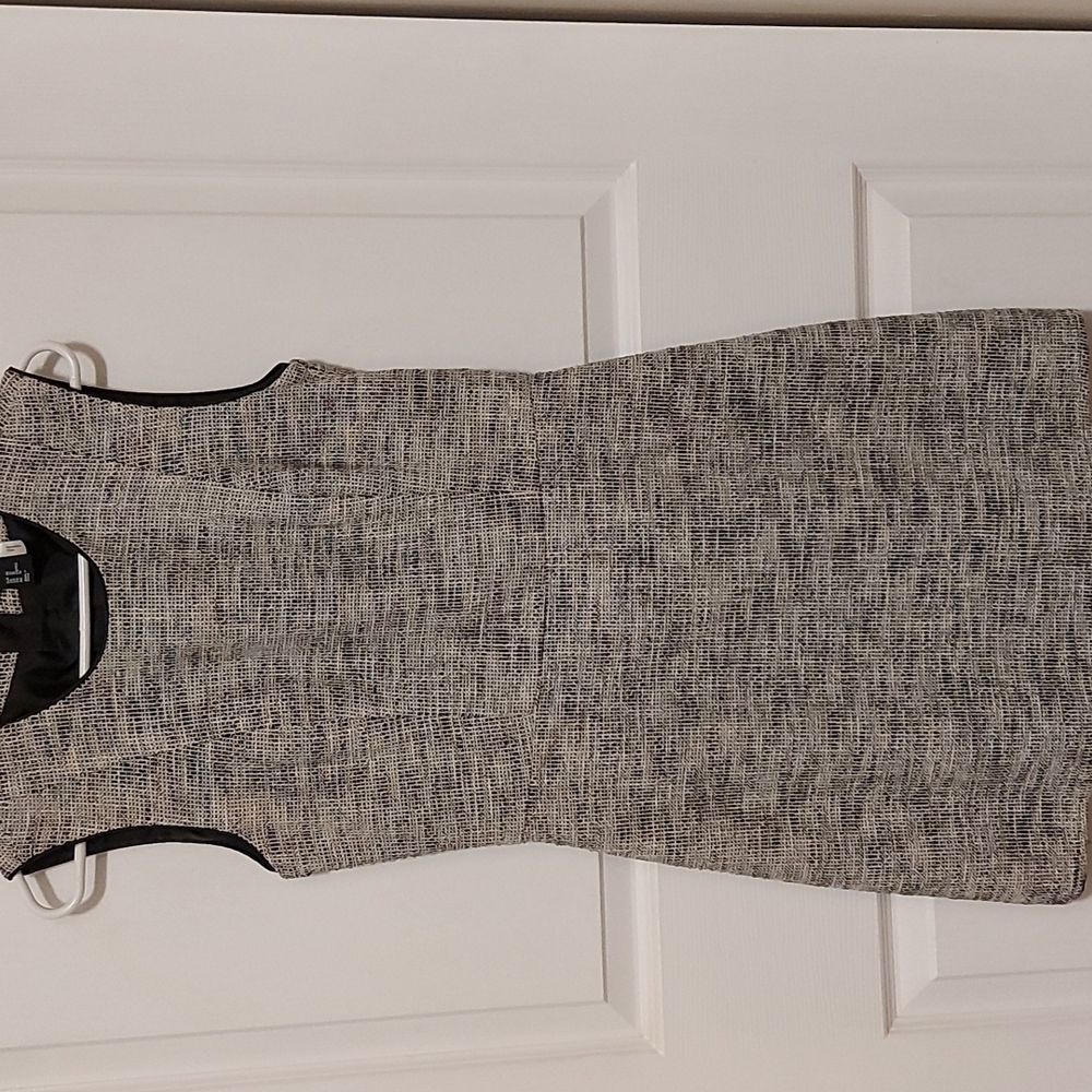 Sleeveless fitted dress